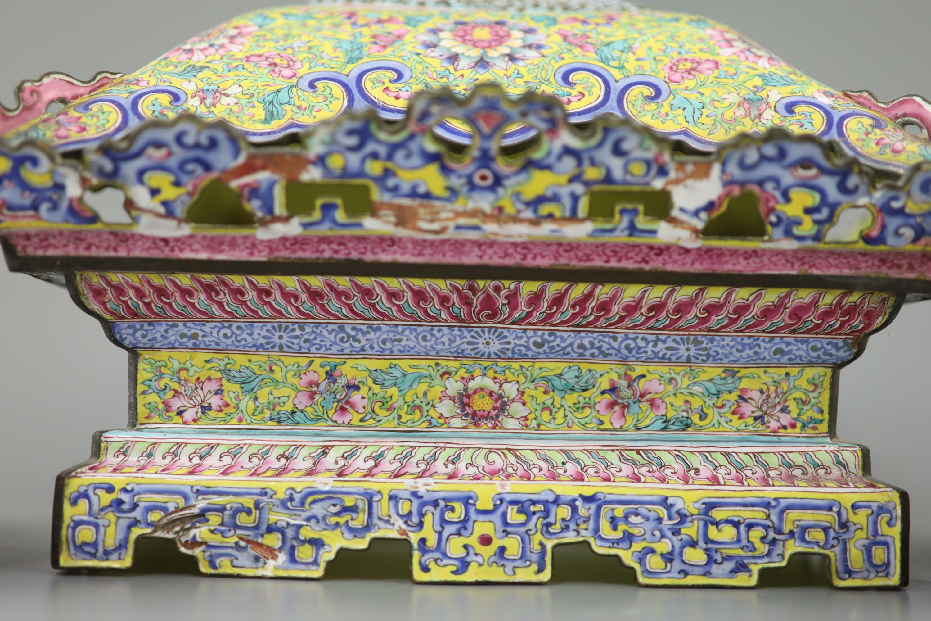 A Chinese Canton (Guangzhou) enamel stand and two similar dishes, Qianlong period, the stand 30cm wide